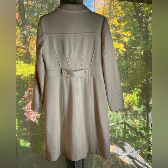 Kenneth Cole Reaction cream color cute coat. Pre-owned but good condition.Size 8 - Picture 7 of 10